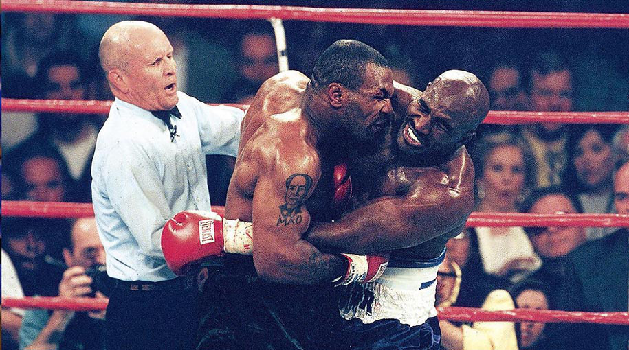 Huyền thoại Evander Holyfield đeo thêm xích ở cổ, tích cực tập luyện trước tin đồn tái đấu cùng Mike Tyson - Ảnh 4.