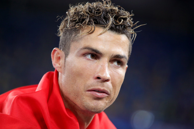 Ronaldo và những kiểu đầu theo anh từng năm tháng: Càng ngày càng chín chắn nhưng cuối sự nghiệp bất ngờ có dấu hiệu hồi xuân - Ảnh 9.