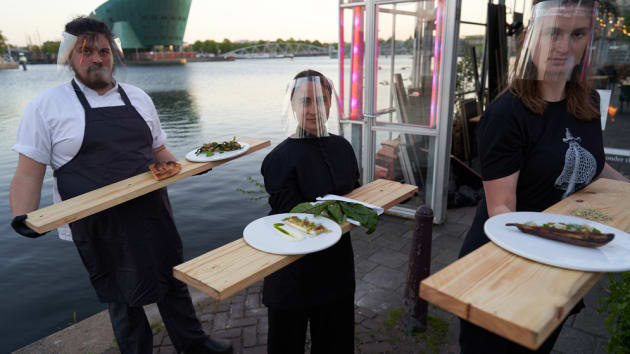 ‘Nhốt’ thực khách vào nhà kính bên sông, chiêu mới trong mùa dịch giúp một nhà hàng kín chỗ từ giờ đến cuối tháng 6 - Ảnh 4.