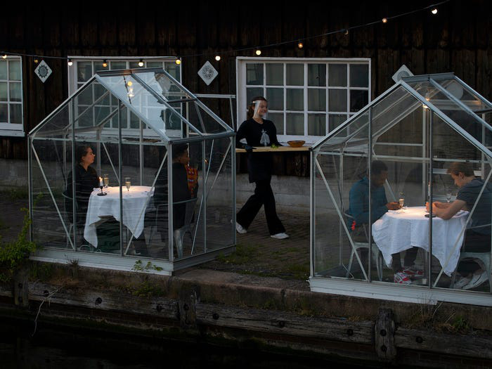 ‘Nhốt’ thực khách vào nhà kính bên sông, chiêu mới trong mùa dịch giúp một nhà hàng kín chỗ từ giờ đến cuối tháng 6 - Ảnh 1.