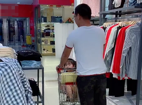 Bố ân cần đưa 2 con đi trung tâm thương mại nhưng nhìn cảnh tượng ấy ai cũng vừa buồn cười vừa thương - Ảnh 3.