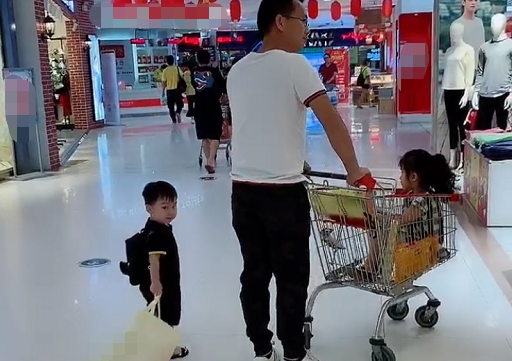 Bố ân cần đưa 2 con đi trung tâm thương mại nhưng nhìn cảnh tượng ấy ai cũng vừa buồn cười vừa thương - Ảnh 2.