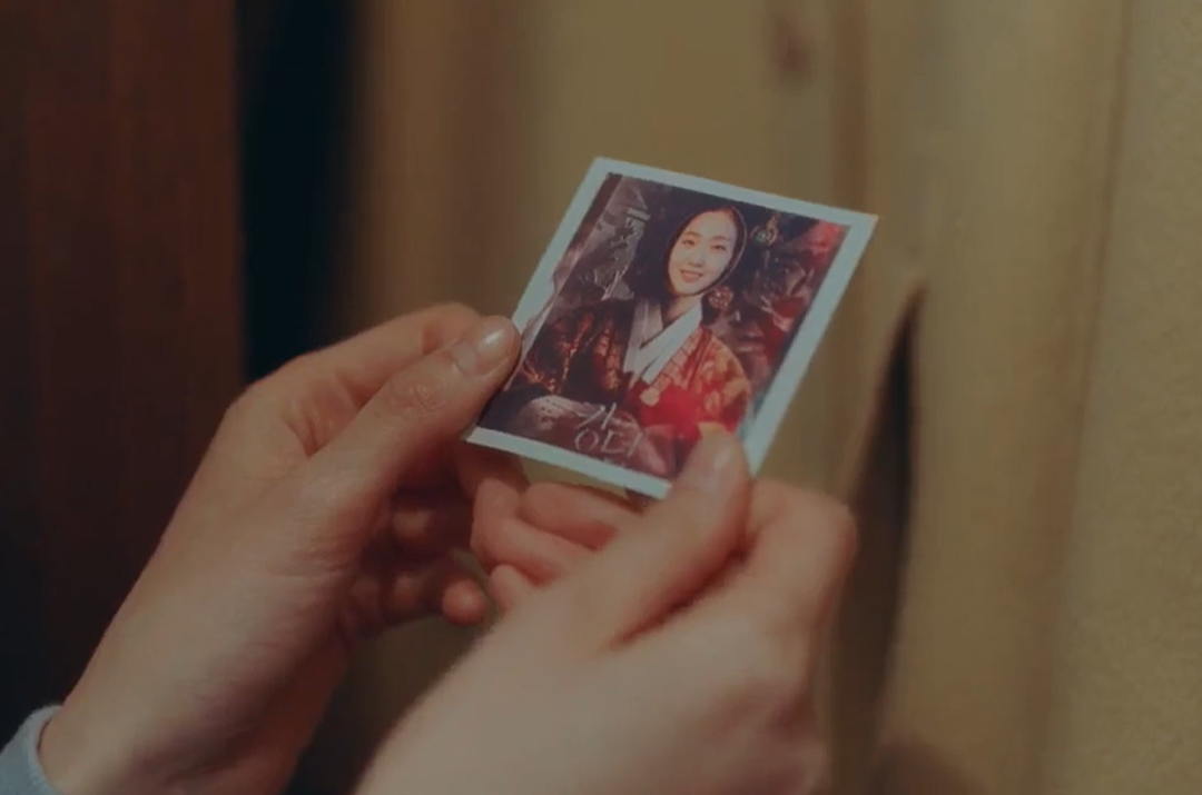 Cười quỳ khi soi ra bức ảnh Kim Go Eun (Quân Vương Bất Diệt) lên đồ hoàng hậu là chụp với poster ghẻ của Kingdom, nghĩ mà tức luôn á! - Ảnh 1.