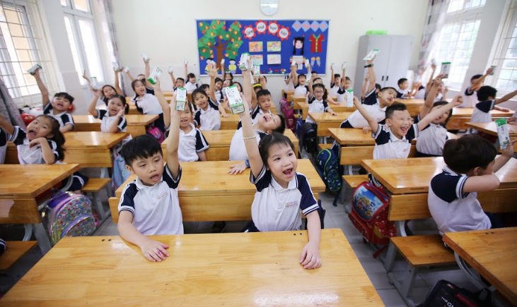 Hơn 1 triệu trẻ mẫu giáo và học sinh tiểu học Hà Nội uống sữa học đường - Ảnh 3.