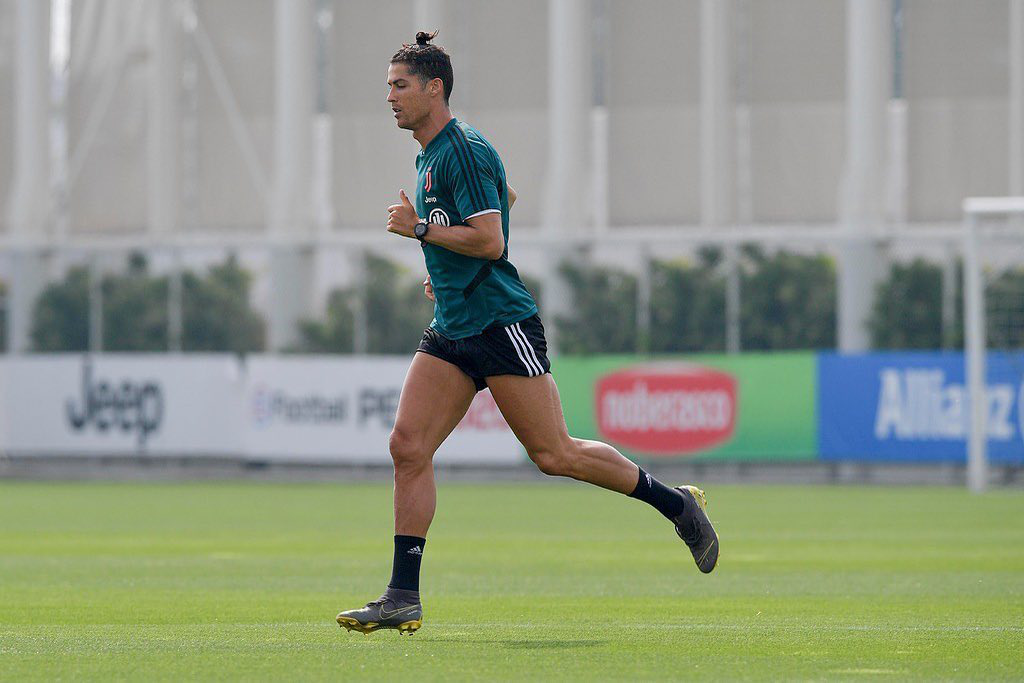 Ronaldo khoe nền tảng thể lực tuyệt vời trong trạng thái &quot;bộc phá&quot;, thế mới thấy tập luyện ở nhà vì Covid-19 chưa bao giờ là vấn đề với anh - Ảnh 2.