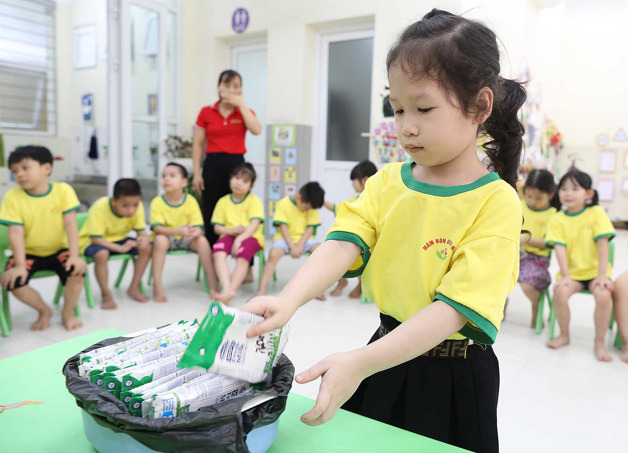 Hơn 1 triệu trẻ mẫu giáo và học sinh tiểu học Hà Nội uống sữa học đường - Ảnh 8.