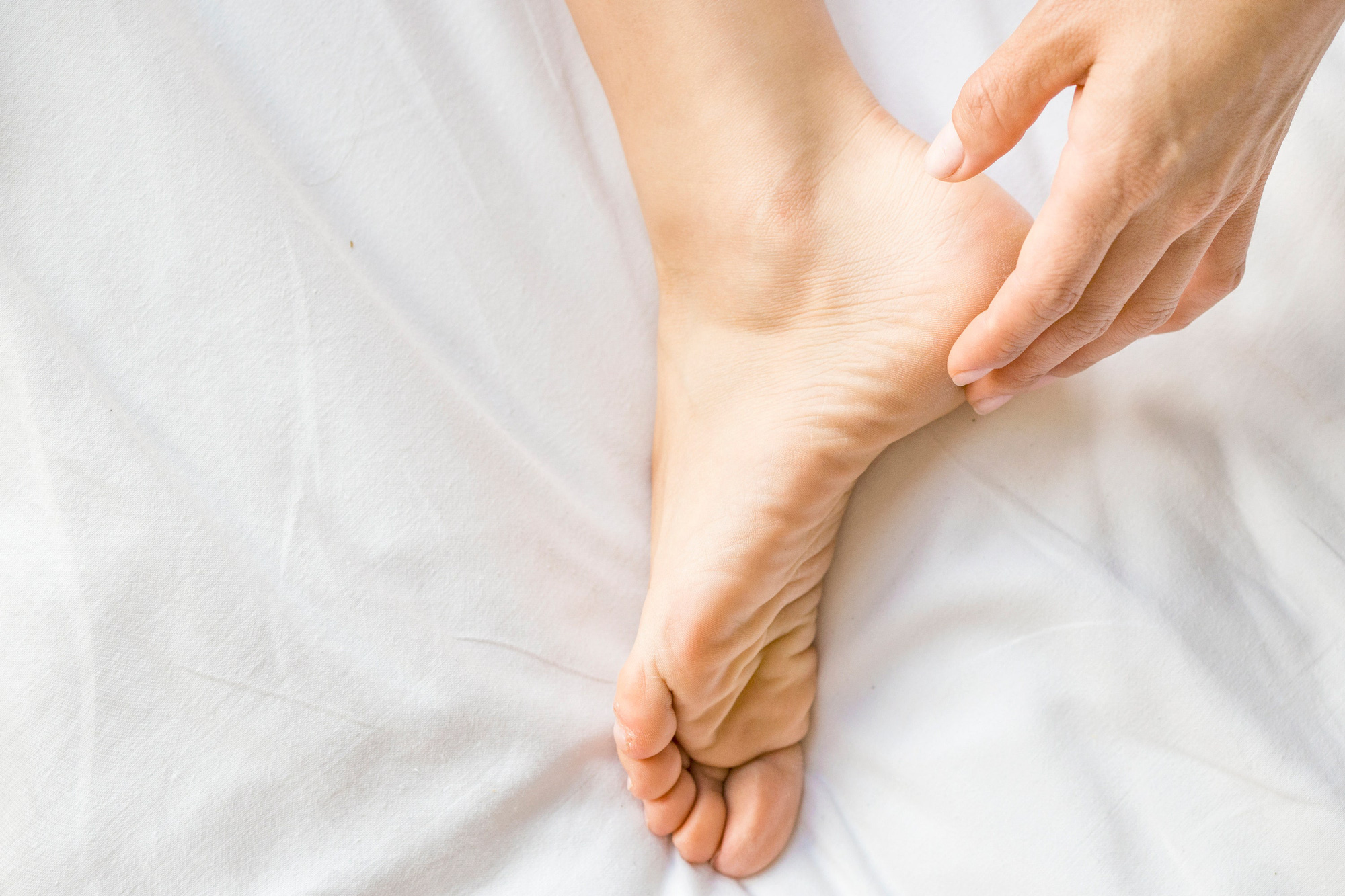 Nguyên nhân và phương pháp khắc phục tình trạng nứt nẻ da ở tay và chân - Ảnh 1.