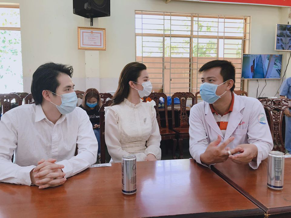 Đang bầu bì tháng thứ 4, Đông Nhi vẫn cùng Ông Cao Thắng đi bệnh viện Dã Chiến Củ Chi thăm hỏi đội ngũ y bác sĩ - Ảnh 5.