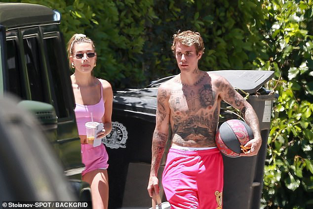 Vợ chồng Justin Bieber diện đồ đôi cây hồng chói: Chồng cởi trần khoe body cũng không nổi bằng bà xã thả rông táo bạo - Ảnh 5.