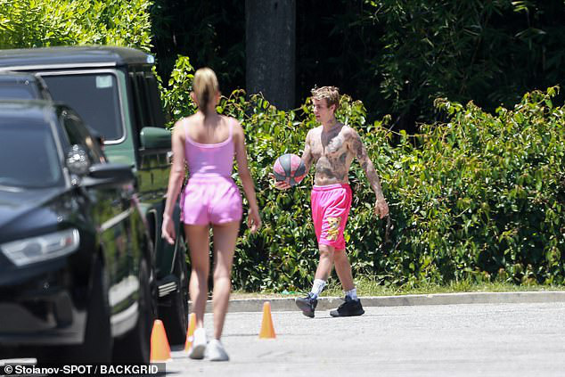 Vợ chồng Justin Bieber diện đồ đôi cây hồng chói: Chồng cởi trần khoe body cũng không nổi bằng bà xã thả rông táo bạo - Ảnh 6.