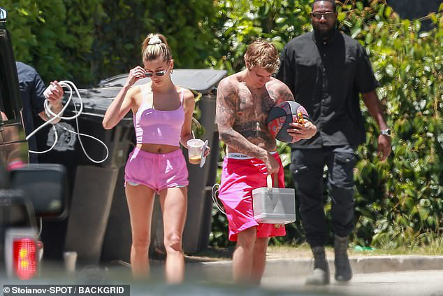 Vợ chồng Justin Bieber diện đồ đôi cây hồng chói: Chồng cởi trần khoe body cũng không nổi bằng bà xã thả rông táo bạo - Ảnh 7.