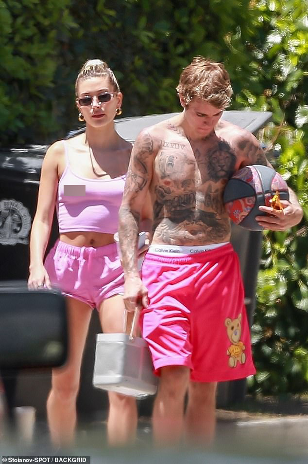 Vợ chồng Justin Bieber diện đồ đôi cây hồng chói: Chồng cởi trần khoe body cũng không nổi bằng bà xã thả rông táo bạo - Ảnh 2.