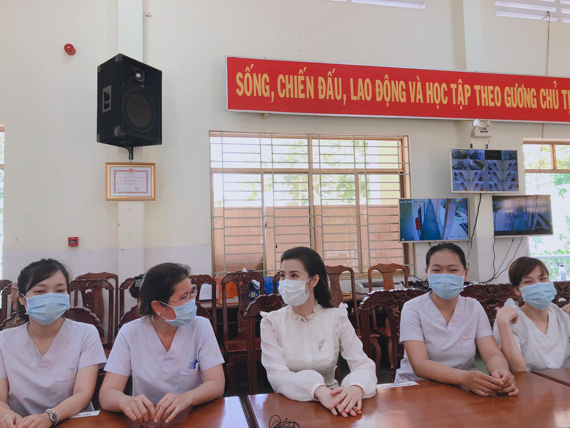 Đang bầu bì tháng thứ 4, Đông Nhi vẫn cùng Ông Cao Thắng đi bệnh viện Dã Chiến Củ Chi thăm hỏi đội ngũ y bác sĩ - Ảnh 4.