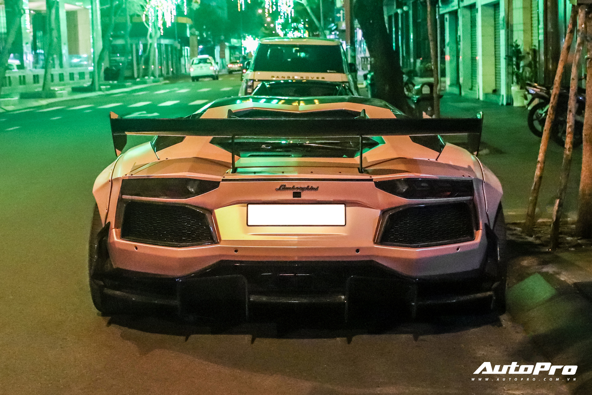 Lamborghini Aventador độ Liberty Walk hàng độc lăn bánh tại Sài Gòn sau gần nửa năm trốn dịch tại Đà Lạt - Ảnh 2.
