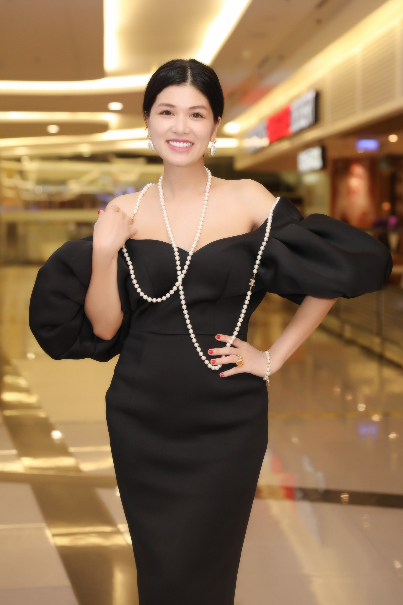 Hoa hậu Hương Giang đeo kính đen, đi họp báo mà cần có người dìu đỡ  - Ảnh 10.