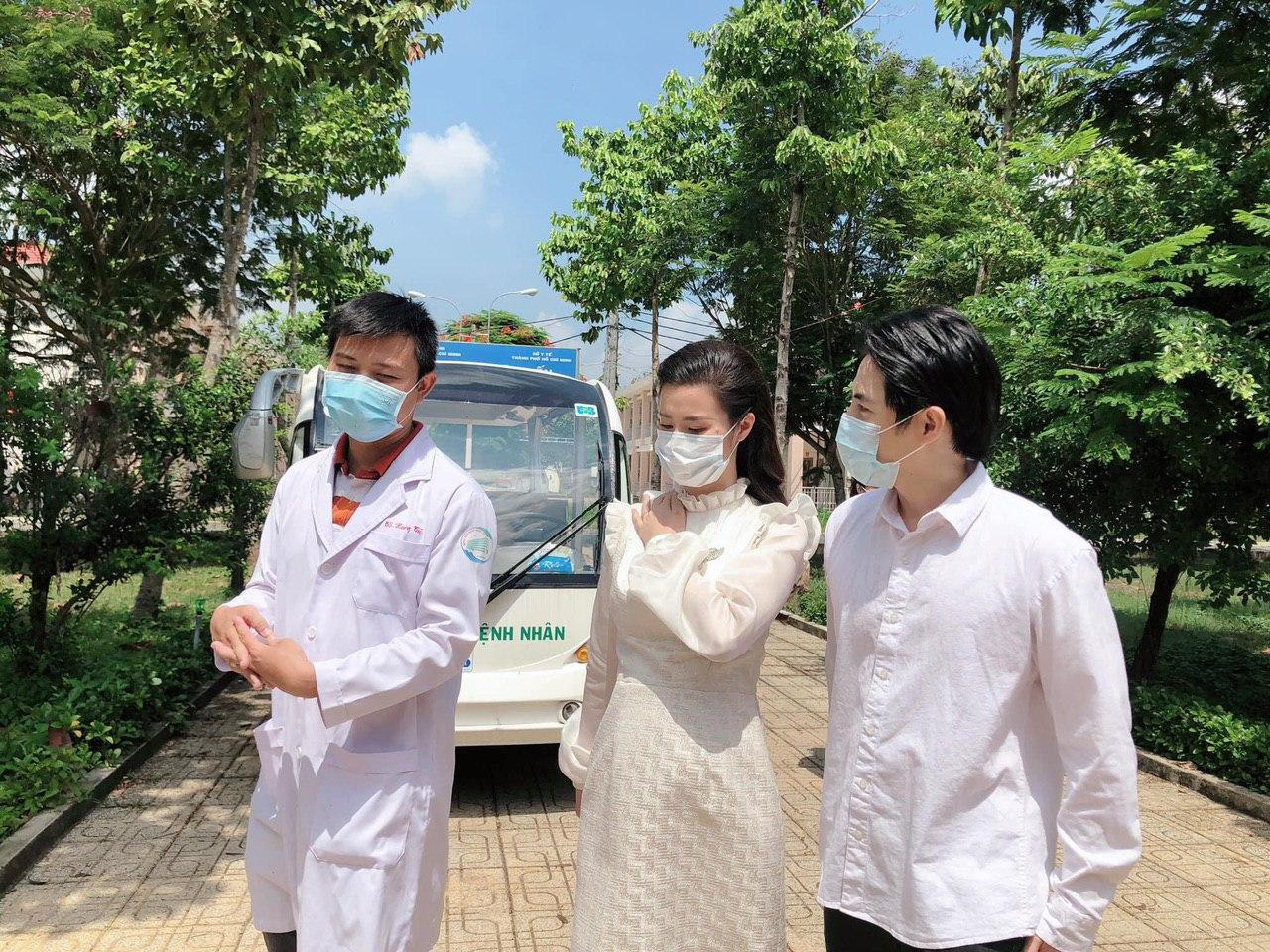 Đang bầu bì tháng thứ 4, Đông Nhi vẫn cùng Ông Cao Thắng đi bệnh viện Dã Chiến Củ Chi thăm hỏi đội ngũ y bác sĩ - Ảnh 2.