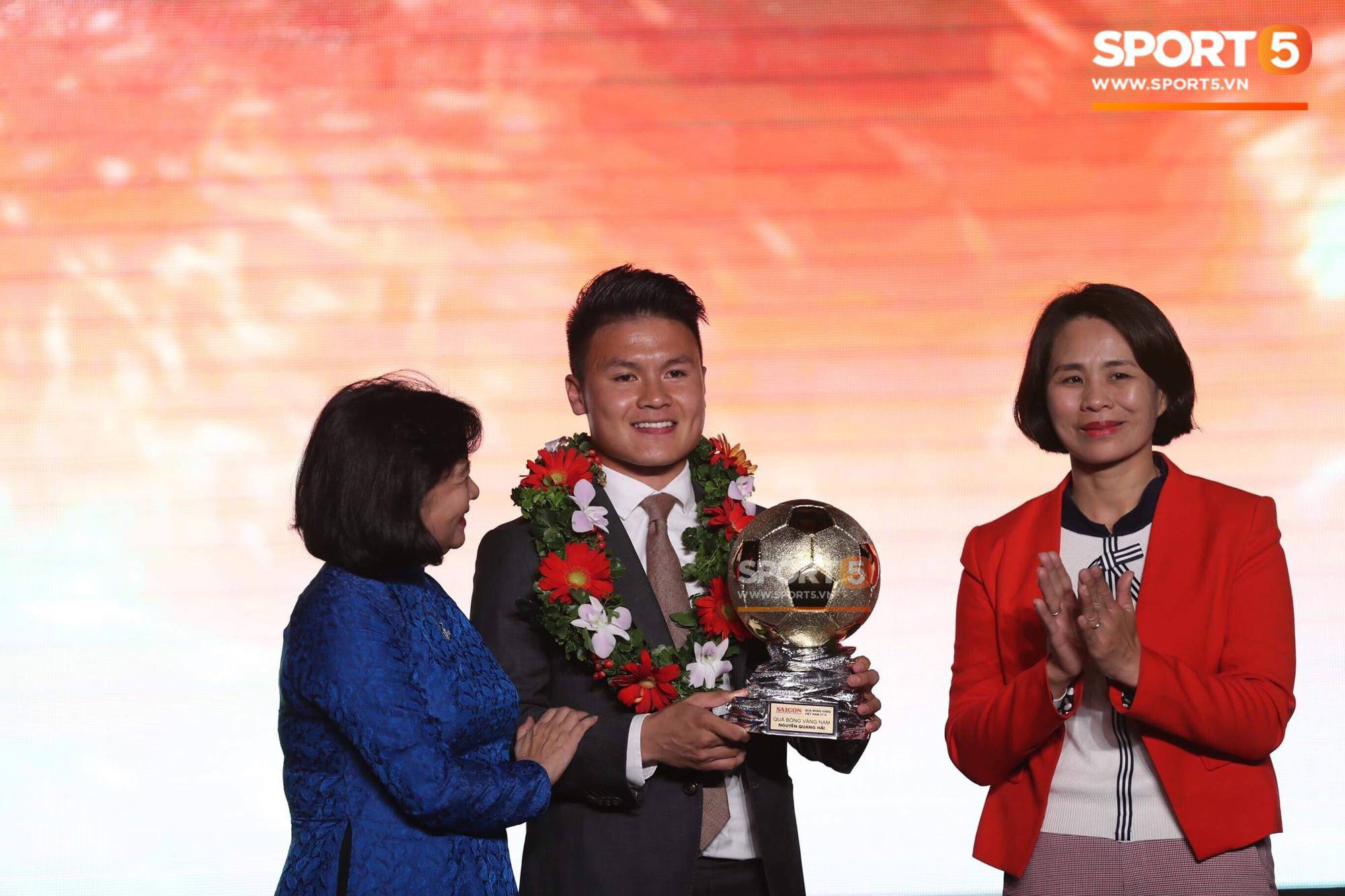 Quang Hải có hành động đẹp với fan nhí trước Gala Quả bóng vàng Việt Nam 2019 - Ảnh 7.