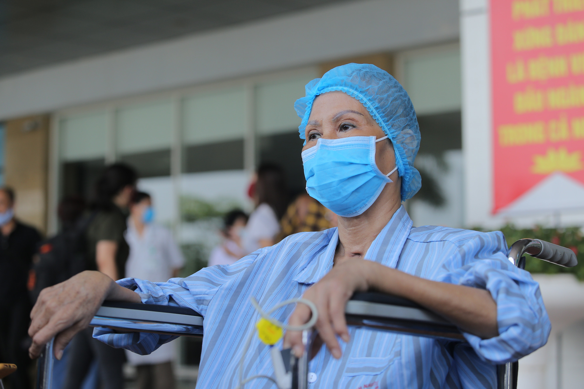 Hành trình &quot;thập tử nhất sinh&quot; của bệnh nhân nhiễm COVID-19 nặng nhất Việt Nam: &quot;Tôi rất hạnh phúc, tôi rất cám ơn các y, bác sĩ đã cứu mình&quot; - Ảnh 3.