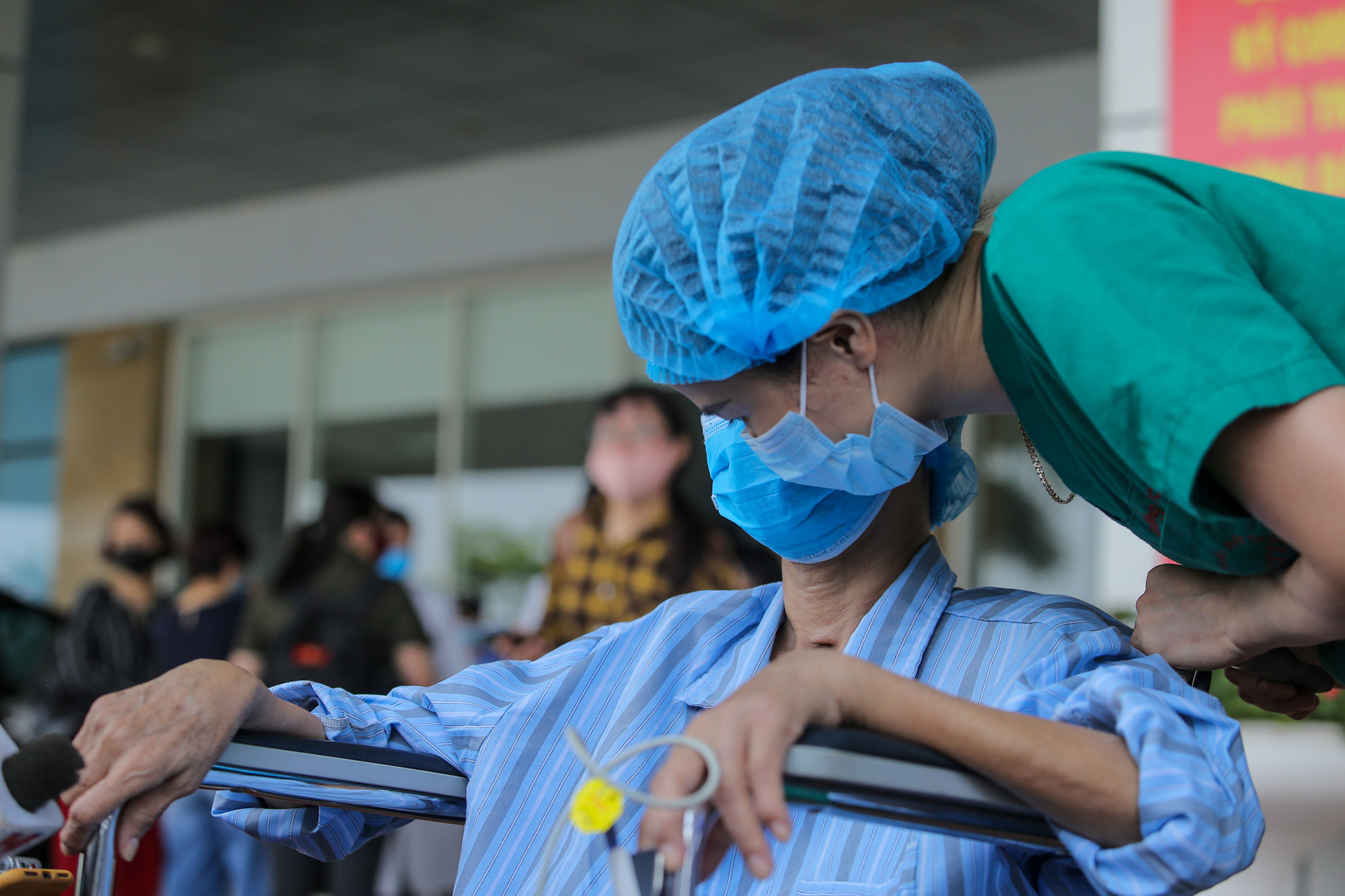 Hành trình &quot;thập tử nhất sinh&quot; của bệnh nhân nhiễm COVID-19 nặng nhất Việt Nam: &quot;Tôi rất hạnh phúc, tôi rất cám ơn các y, bác sĩ đã cứu mình&quot; - Ảnh 5.