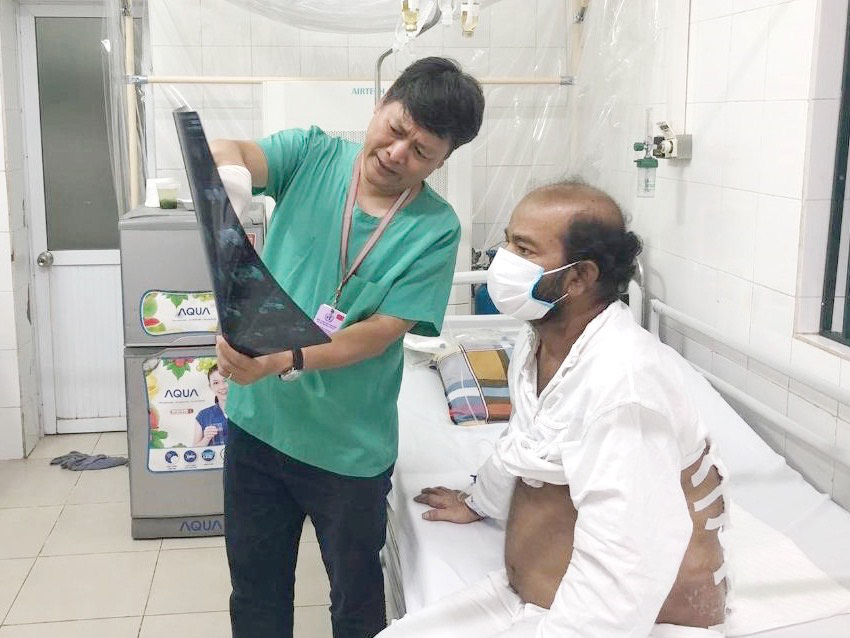 Không tiền, mắc bệnh khi đang đại dịch, bệnh nhân nước ngoài cảm ơn sự chăm sóc y tế tuyệt vời ở Việt Nam - Ảnh 1.