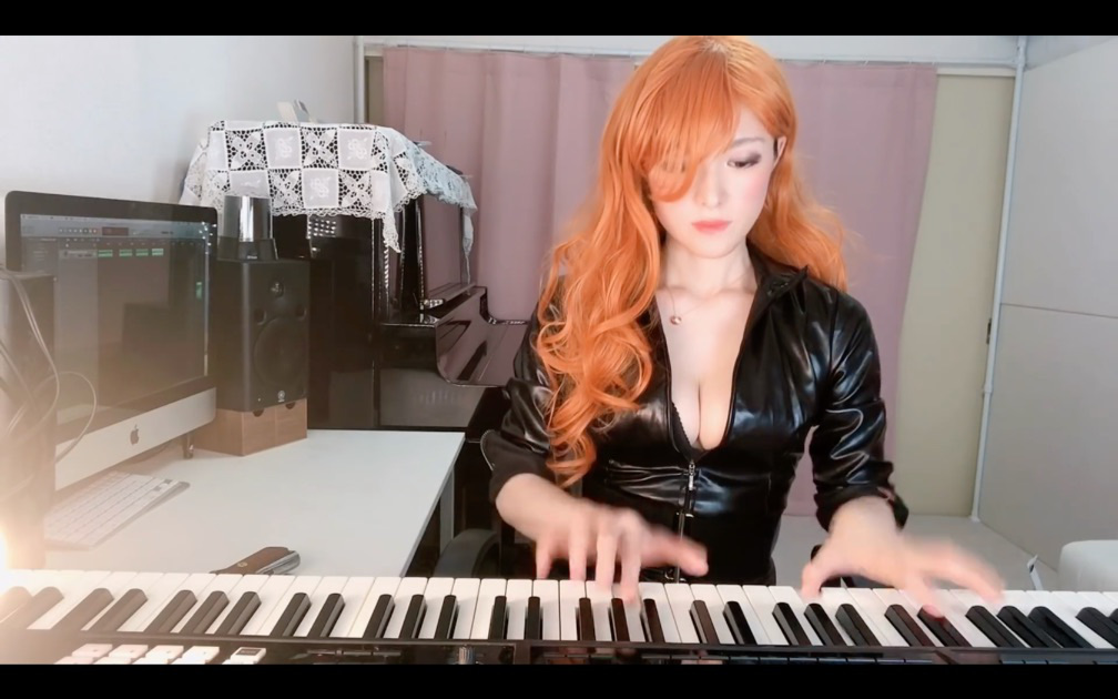 Thay áo liên tục và chơi piano trên sóng, nữ streamer khiến triệu fan vừa sướng tai vừa sướng mắt - Ảnh 2.