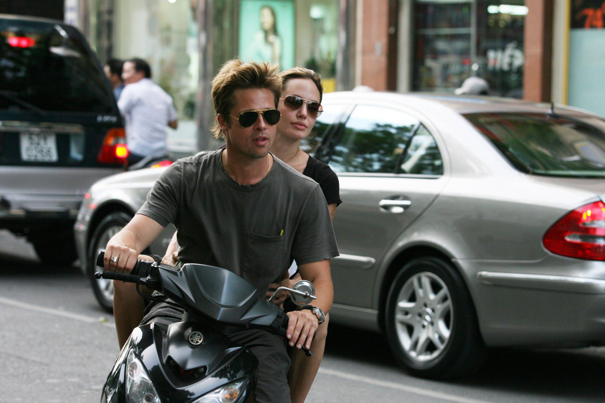 Netizen xôn xao vì ảnh Angelina Jolie - Brad Pitt vi vu ở TP.HCM 14 năm trước, choáng trước nhan sắc cặp đôi ngoài đời - Ảnh 5.