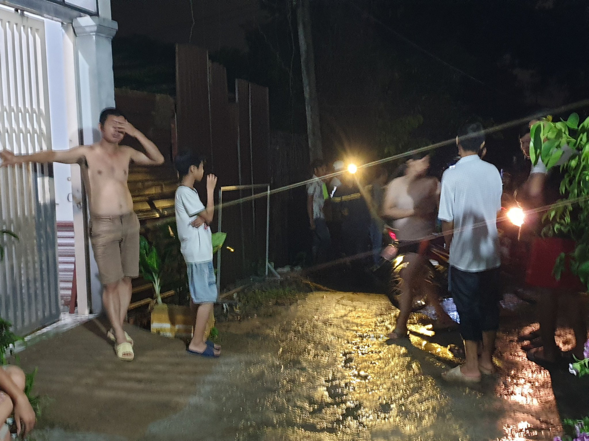 Trắng đêm tìm kiếm nhưng bé trai 4 tuổi bị nước dưới mương cuốn đi giữa trời mưa lớn vẫn biệt tăm - Ảnh 5.