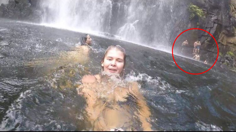 Đi chơi ở thác nước, cô gái cầm máy ghi hình kỉ niệm nhưng tình cờ quay được vụ tai nạn phía sau và khoảnh khắc cuối đời của một người - Ảnh 1.