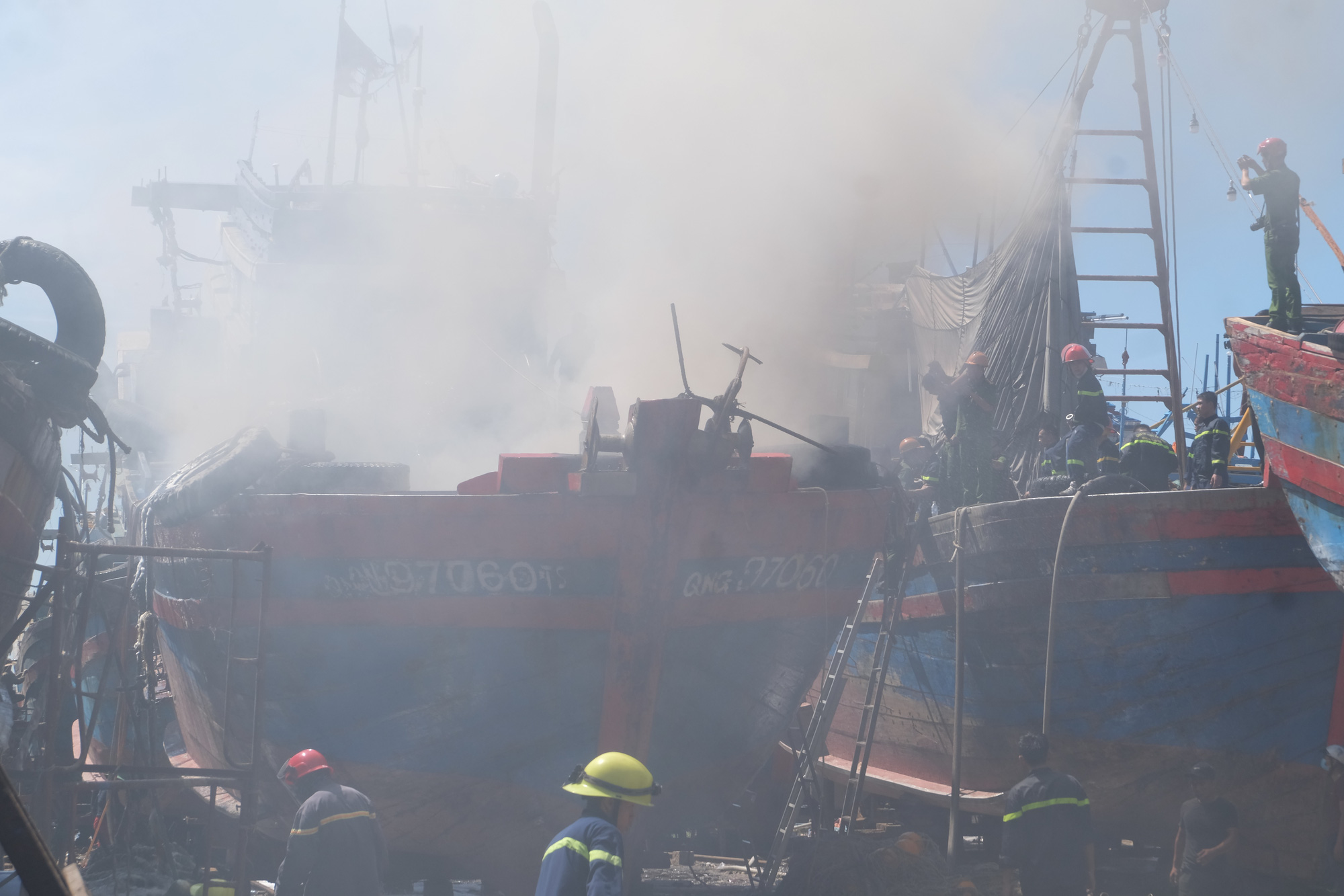 Tàu cá tiền tỷ bốc cháy ngùn ngụt giữa xưởng sửa chữa ở Đà Nẵng - Ảnh 1.
