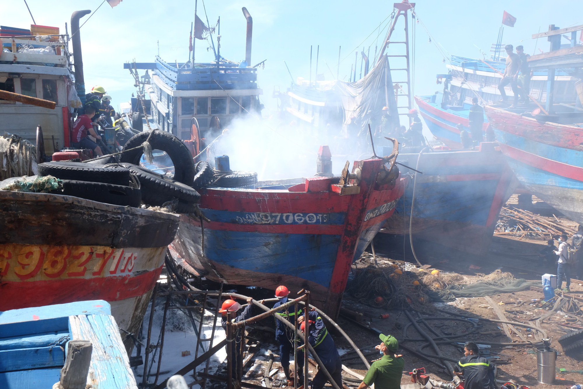 Tàu cá tiền tỷ bốc cháy ngùn ngụt giữa xưởng sửa chữa ở Đà Nẵng - Ảnh 3.