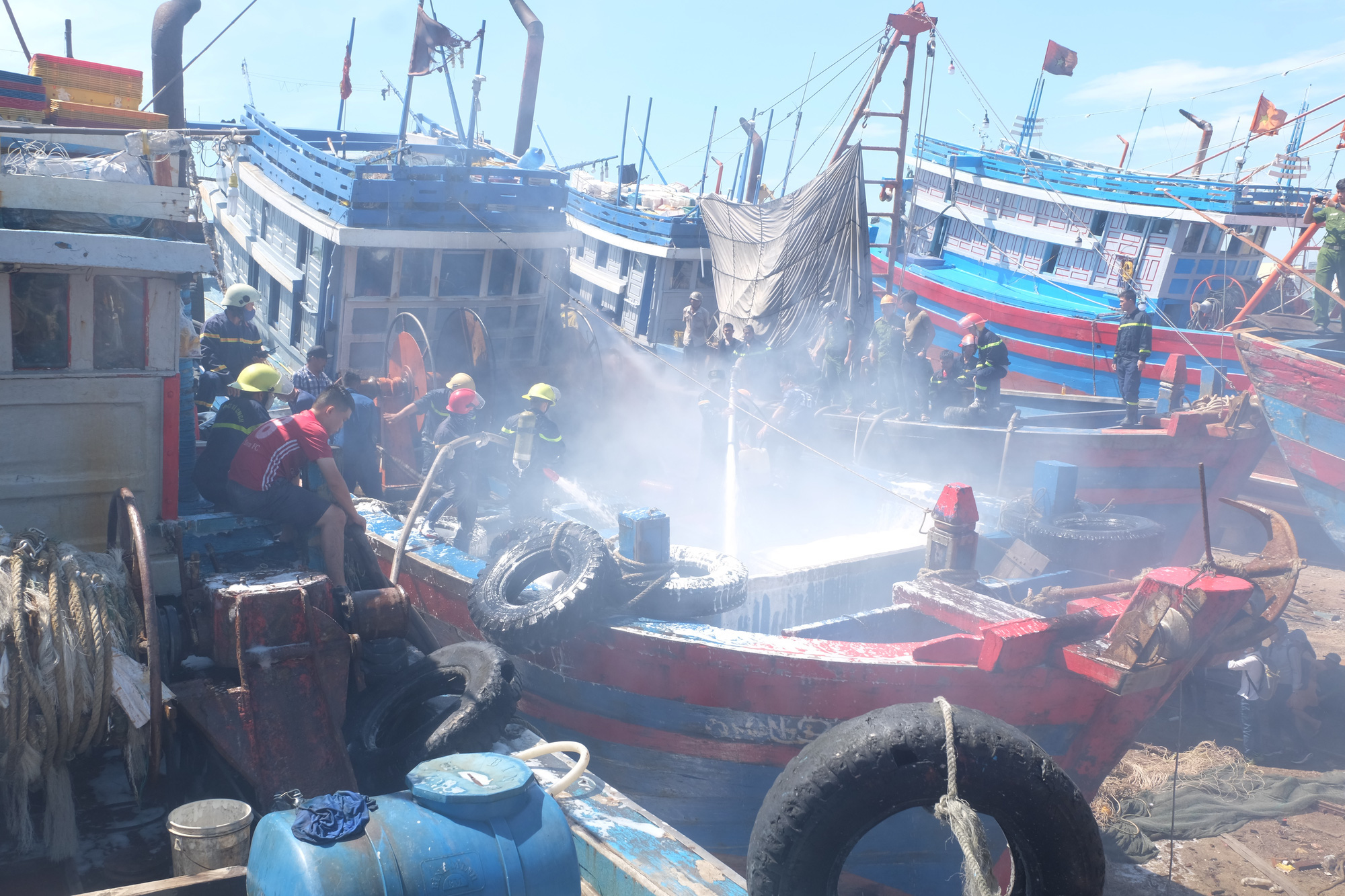 Tàu cá tiền tỷ bốc cháy ngùn ngụt giữa xưởng sửa chữa ở Đà Nẵng - Ảnh 4.