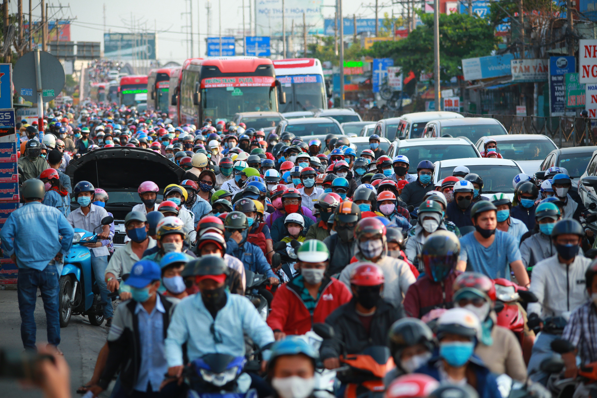 Cửa ngõ phía Tây TP.HCM kẹt cứng, người dân mỏi mệt quay trở lại thành phố sau 4 ngày nghỉ lễ 30/4 - Ảnh 1.