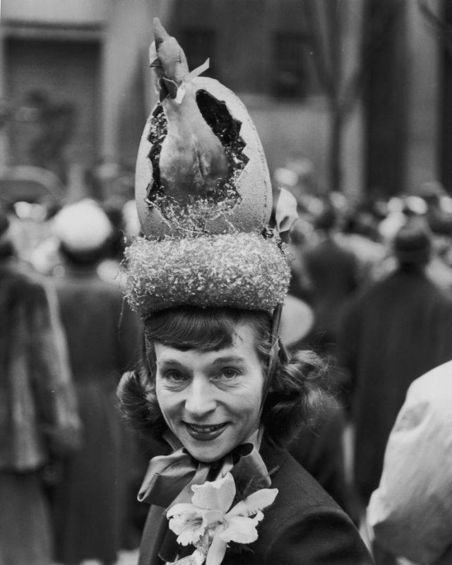 Những bức ảnh đen trắng hiếm có khó tìm và vô cùng kỳ lạ cho thấy phụ nữ thời xưa có thể đội bất cứ thứ gì lên đầu để làm đẹp, tổ chim cũng thành &quot;cực phẩm&quot; - Ảnh 19.