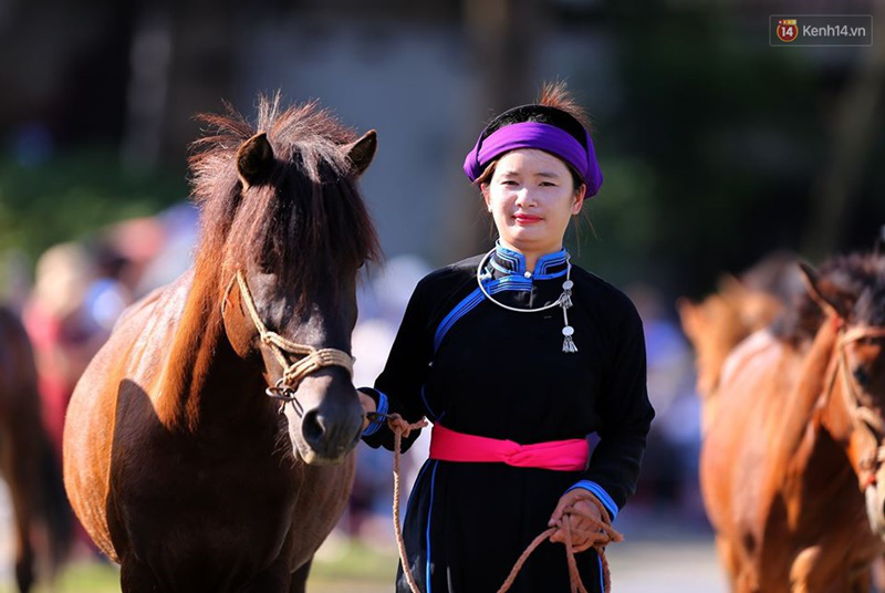 Lần đầu tiên có nài ngựa nữ tham gia đua ngựa Bắc Hà - Ảnh 1.