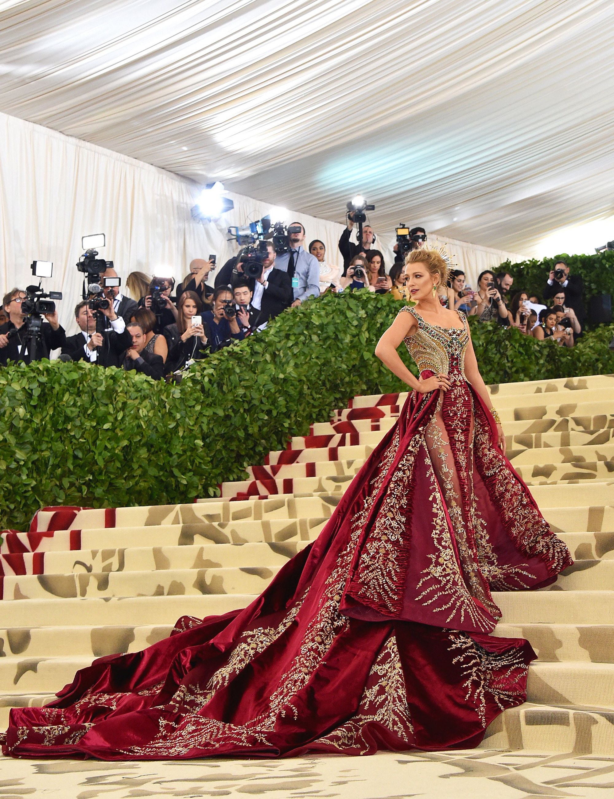 20 bộ cánh khó quên nhất Met Gala thập kỷ qua: Toàn bà hoàng với công chúa đẹp phát khóc, tội nhất cô Kim lưu danh muôn đời với bộ váy ghế sofa - Ảnh 18.