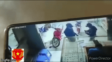 Clip: 2 tên cướp xịt hơi cay xối xả vào ông chủ tiệm vàng, hành động sau đó của người vợ khiến dân mạng bất ngờ - Ảnh 2.