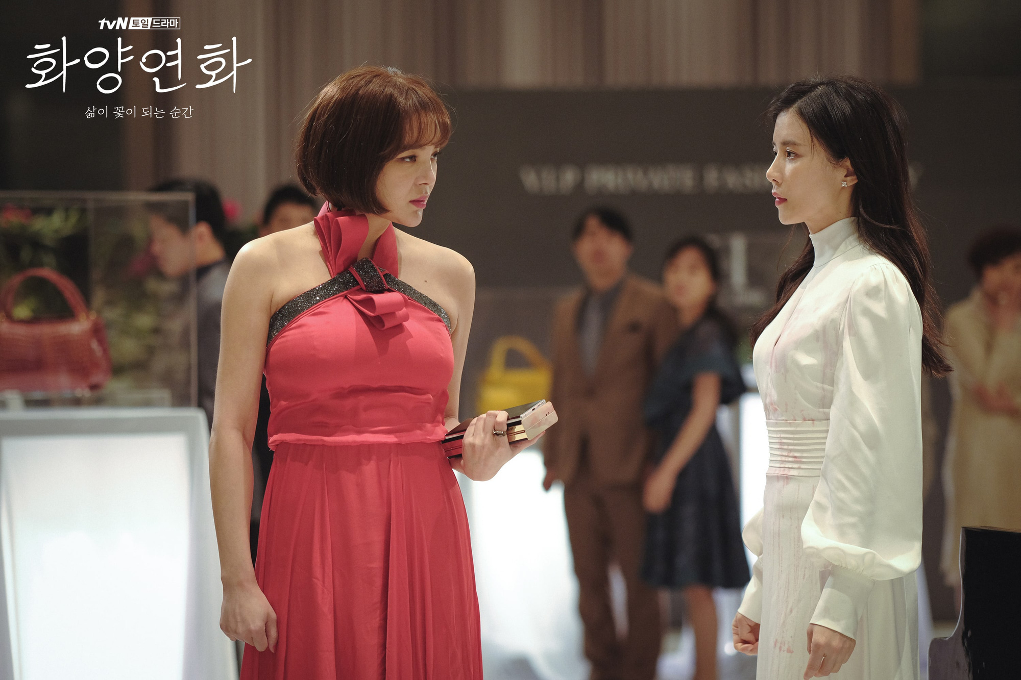 Chị đại Lee Bo Young đối đầu hoa hậu xài chất cấm ở Khi Tình Yêu Nở Rộ, dân tình xin chuẩn bị mà xem các màn đánh ghen khét lẹt  - Ảnh 1.