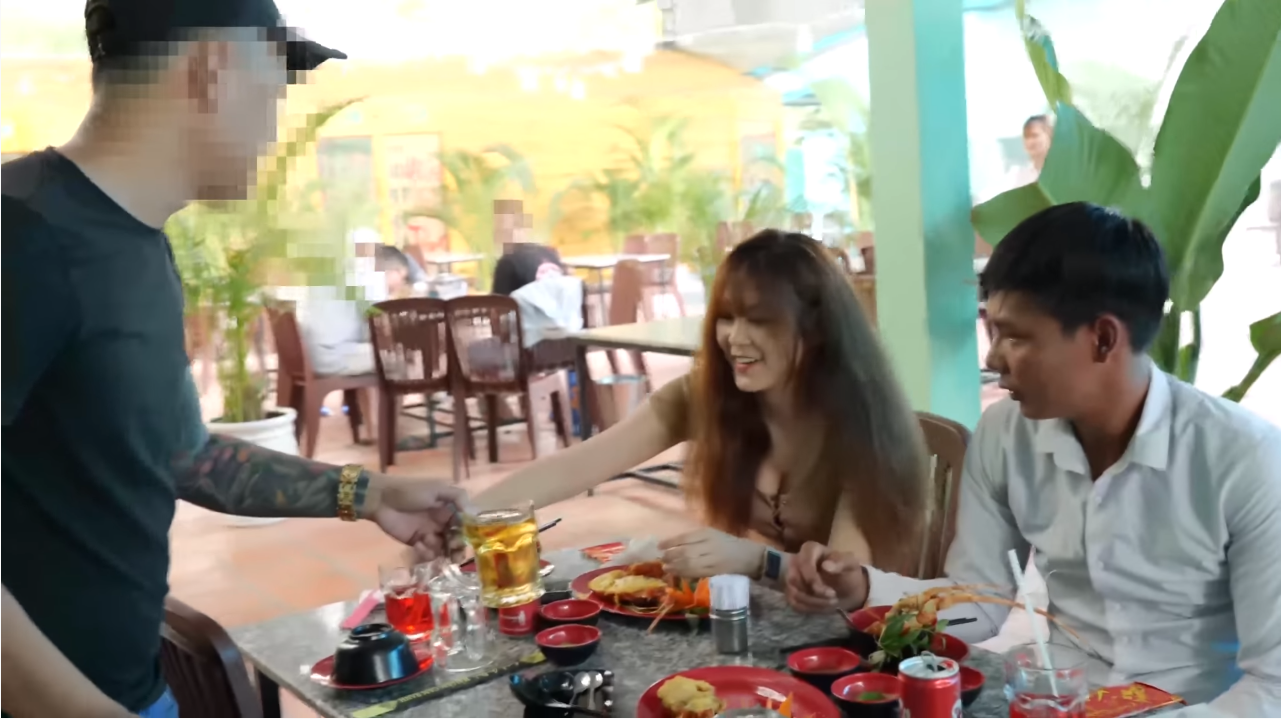 Lộc Fuho bất ngờ bị đánh trong lúc quay Youtube, nguyên nhân là vì nhìn ngứa mắt - Ảnh 1.