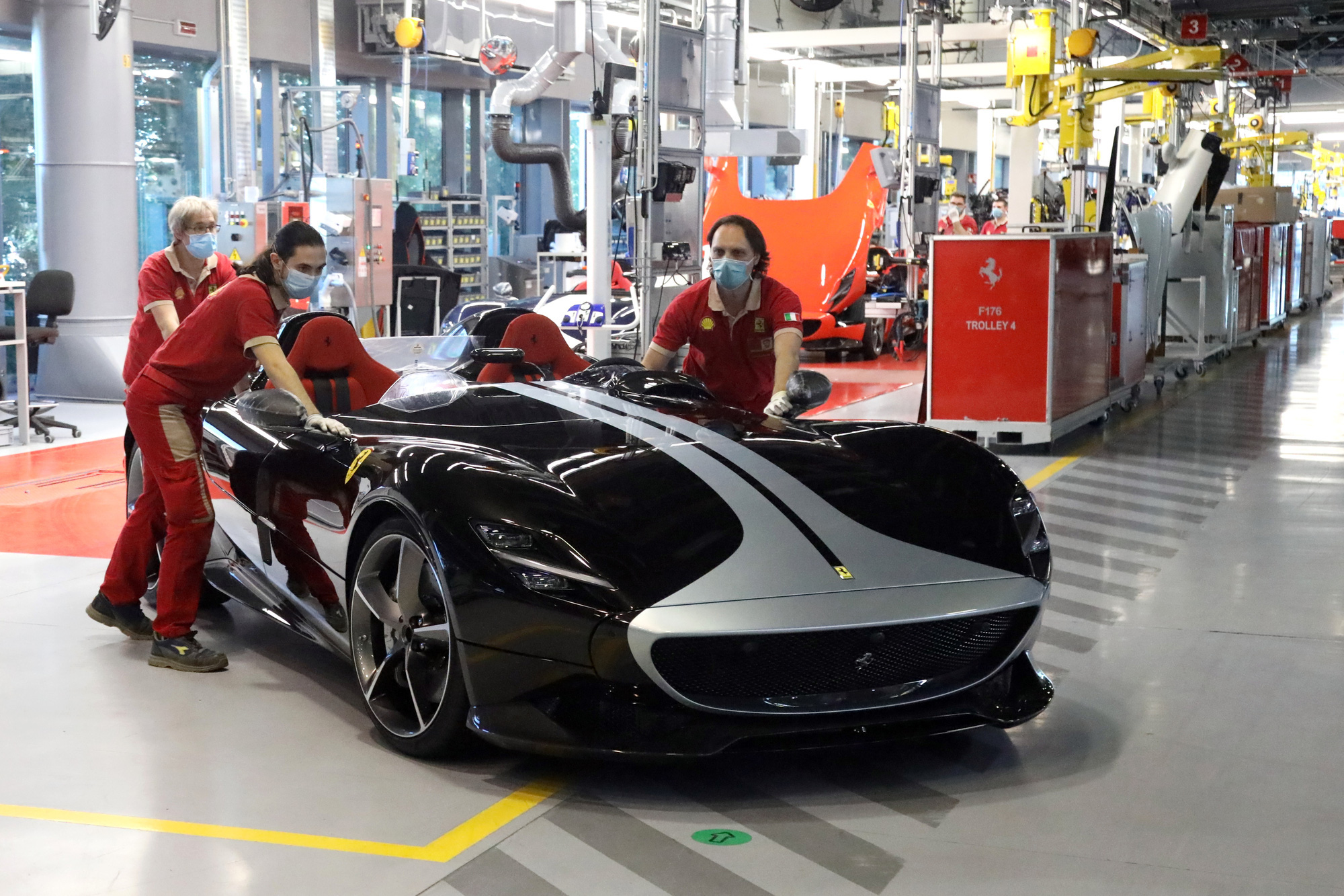 Hãng siêu xe Ferrari trở lại sản xuất sau đại dịch Covid-19 - Ảnh 1.