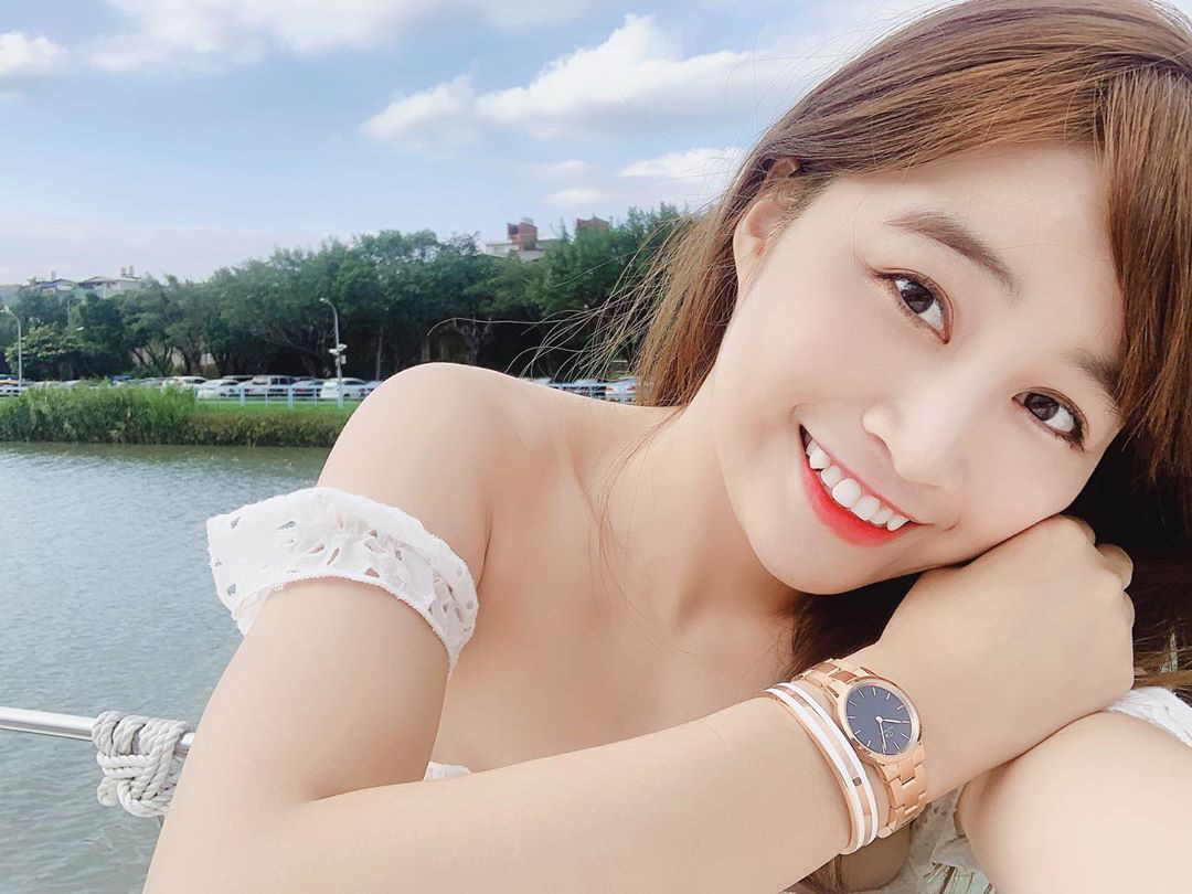 Đá chéo sân làm Youtuber được 2 tháng, hot girl xinh đẹp đã học ngay chiêu trò nhờ người xem tư vấn rồi thử 30 bộ bikini trên sóng - Ảnh 7.