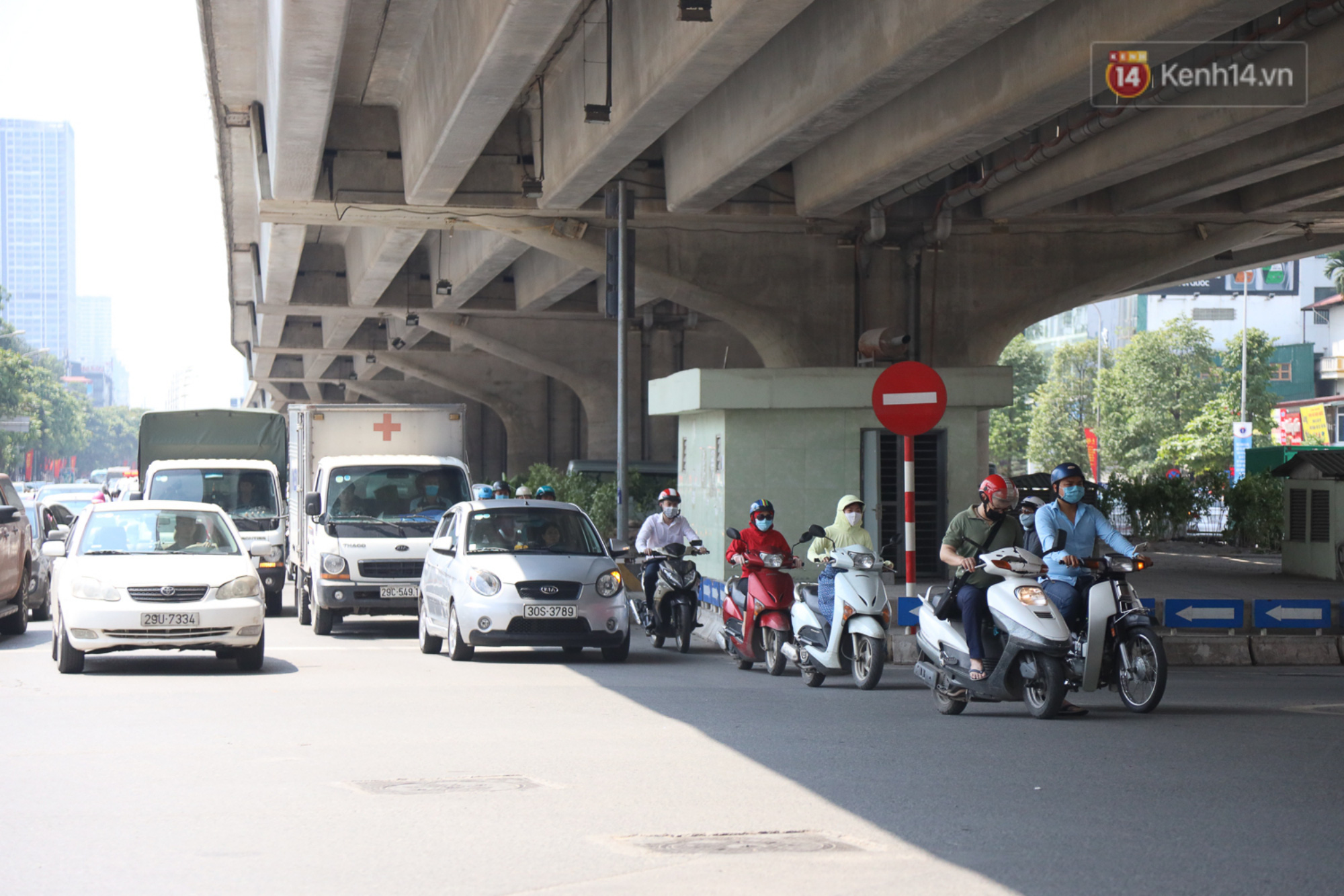 Muôn kiểu tránh nắng của người dân Hà Nội trong những ngày nóng đỉnh điểm - Ảnh 1. Muôn kiểu tránh nắng của người dân Hà Nội trong những ngày nóng đỉnh điểm - Ảnh 1.