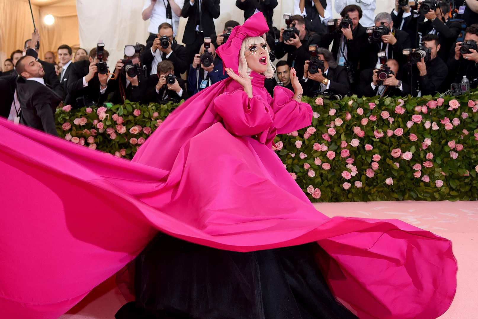 Met Gala hay mặt trận làm lố đỉnh cao: Lady Gaga thay đồ tại trận, Cardi B vác cặp nhũ hoa 12 tỷ nhưng tất cả đều chào thua nam nhân nằm kiệu - Ảnh 1.