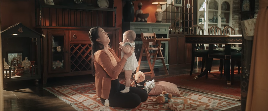 Đông Nhi kể lại câu chuyện đời mình từ khi sinh ra, đến khi trưởng thành và làm mẹ trong MV mới khiến ai xem cũng rưng rưng nước mắt - Ảnh 4. Đông Nhi kể lại câu chuyện đời mình từ khi sinh ra, đến khi trưởng thành và làm mẹ trong MV mới khiến ai xem cũng rưng rưng nước mắt - Ảnh 4.