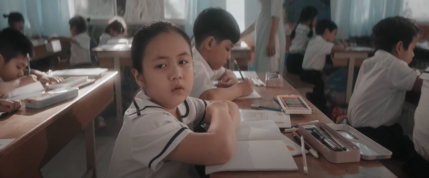 Đông Nhi kể lại câu chuyện đời mình từ khi sinh ra, đến khi trưởng thành và làm mẹ trong MV mới khiến ai xem cũng rưng rưng nước mắt - Ảnh 5. Đông Nhi kể lại câu chuyện đời mình từ khi sinh ra, đến khi trưởng thành và làm mẹ trong MV mới khiến ai xem cũng rưng rưng nước mắt - Ảnh 5.
