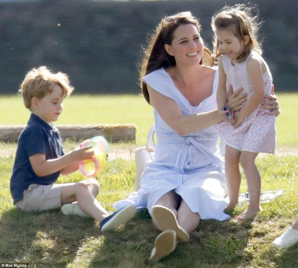 Công nương Kate - người mẹ đặc biệt của hoàng gia, dạy 3 người con theo cách của riêng mình - Ảnh 4.