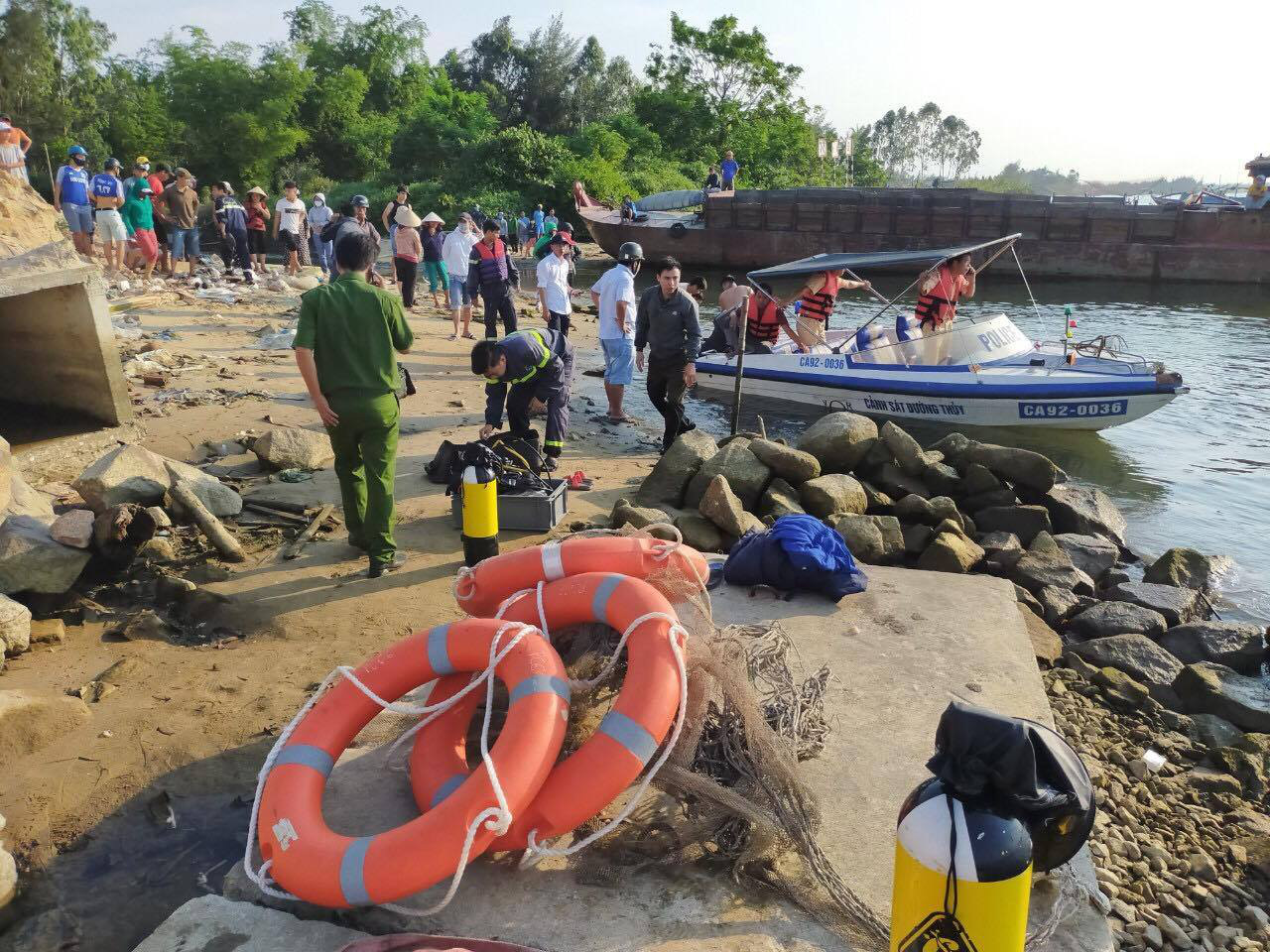 NÓNG: Lật ghe trên sông Thu Bồn, 5 người mất tích - Ảnh 1.
