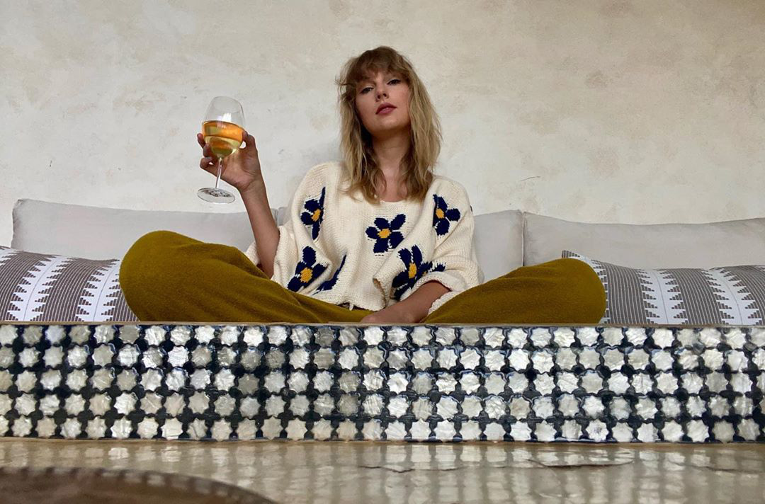 Dân tình căng mắt soi bức ảnh mới của Taylor Swift, chiếc cốc hé lộ mối quan hệ tình cảm hiện tại của nàng rắn? - Ảnh 2.