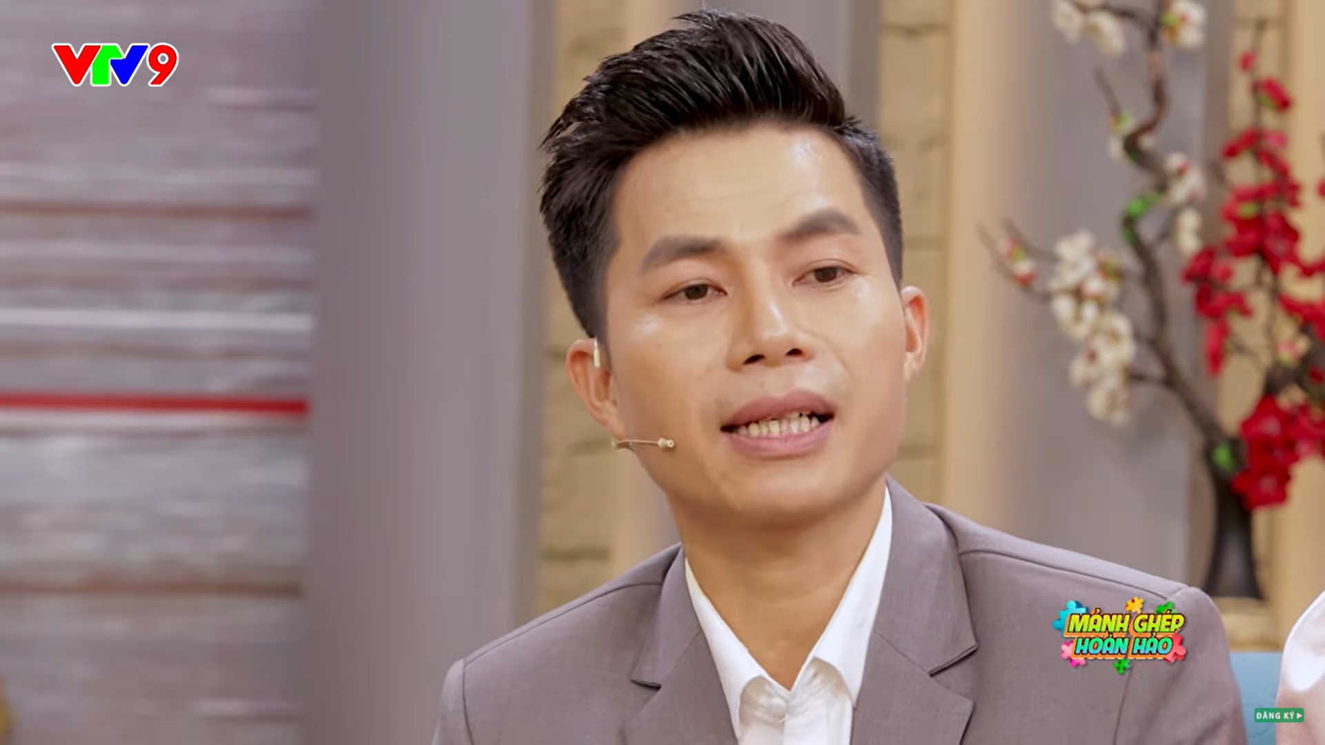 MC Tấn An nói về vợ kém 14 tuổi: Đi diễn về, tôi phải dọn dẹp, giặt đồ, cơm nước cho vợ, vợ không làm gì hết - Ảnh 1.