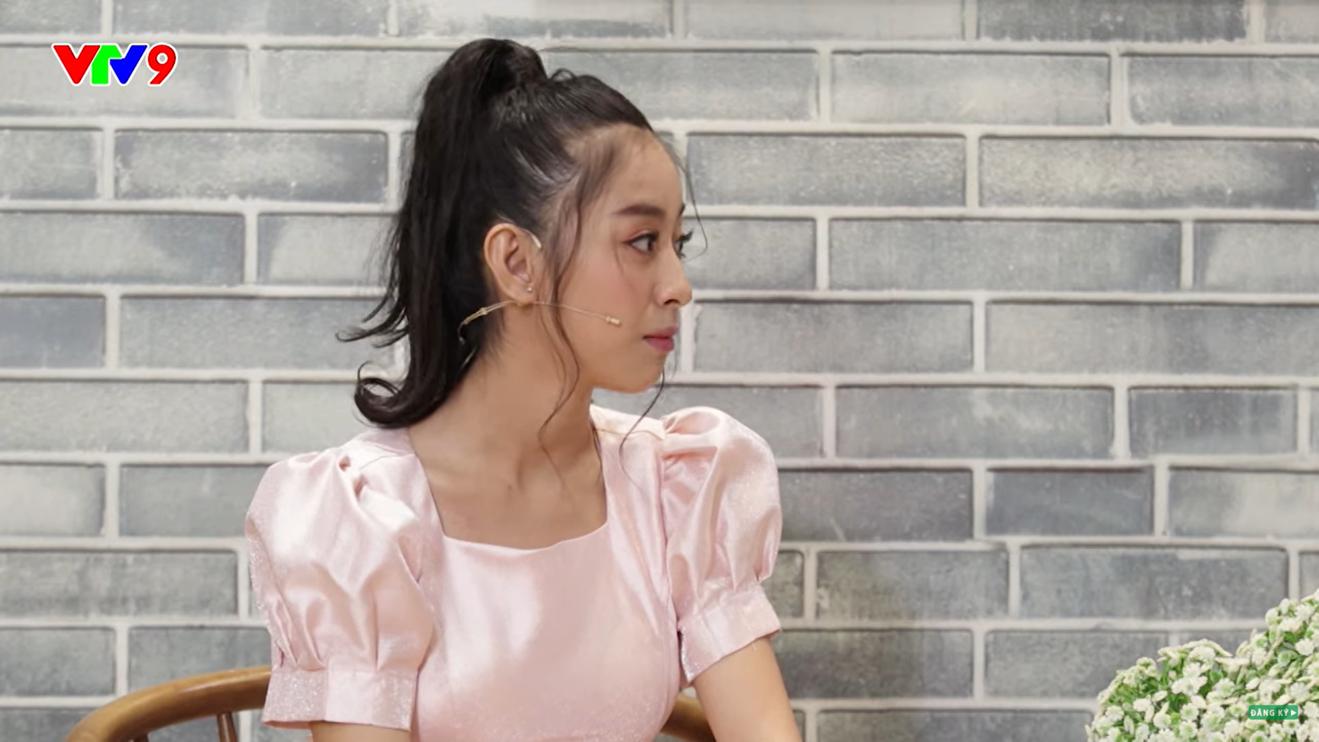 MC Tấn An nói về vợ kém 14 tuổi: Đi diễn về, tôi phải dọn dẹp, giặt đồ, cơm nước cho vợ, vợ không làm gì hết - Ảnh 5.