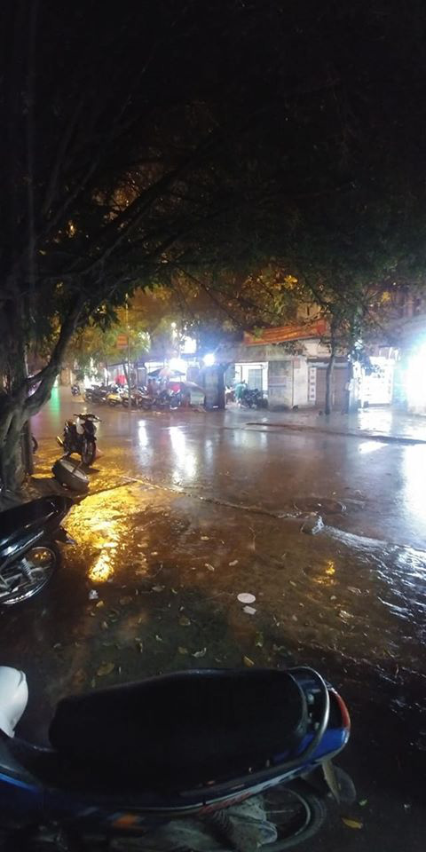 Dân mạng thích thú khoe ảnh mưa xối xả xua tan nắng nóng suốt mấy ngày ở Hà Nội - Ảnh 5. Dân mạng thích thú khoe ảnh mưa xối xả xua tan nắng nóng suốt mấy ngày ở Hà Nội - Ảnh 5.